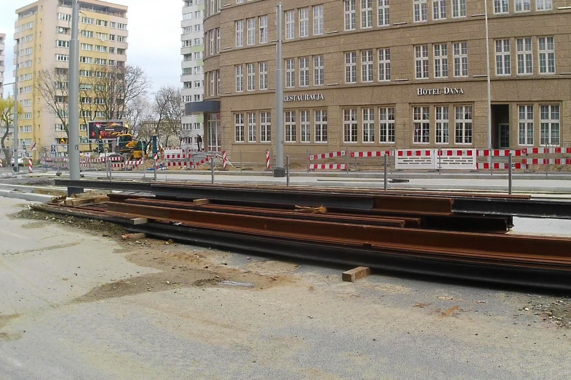 Słupy utrudniają życie pieszym na al. Wyzwolenia