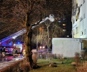 Zabrze. Potężny WYBUCH wyrzuciłł mężczyznę z balkonu! EWAKUACJA, na miejscu LPR [ZDJĘCIA]
