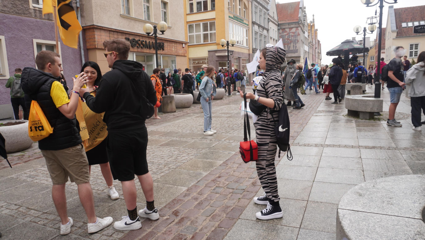 Kortowiada 2024. Parada Wydziałów przeszła ulicami miasta. Studenci tłumnie wzięli udział w imprezie [ZDJĘCIA]