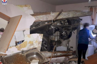 Kierowca Volvo wjechał w dom, przebił się do kuchni. Domownicy nie mogą tam dłużej mieszkać