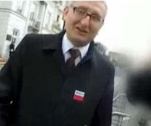 Poseł Stanisław Pięta przed Pałacem Prezydenckim