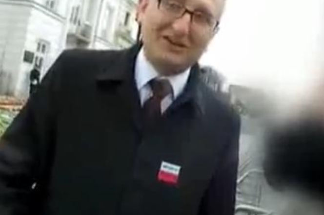 Poseł Stanisław Pięta przed Pałacem Prezydenckim