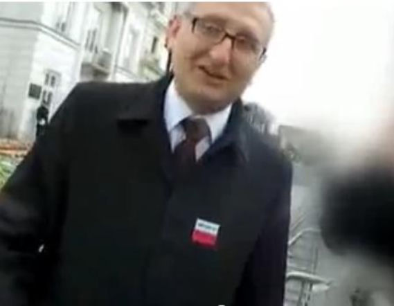 Poseł Stanisław Pięta przed Pałacem Prezydenckim