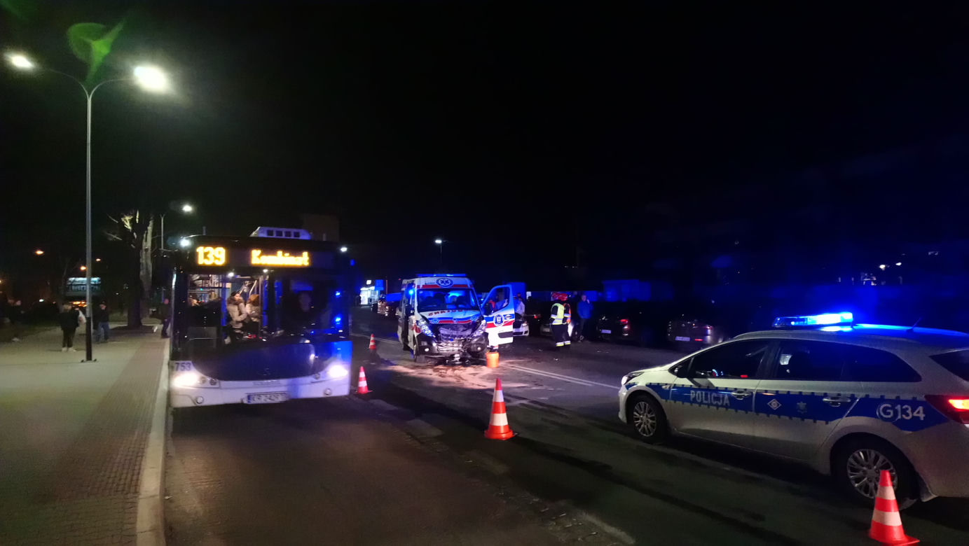 Poważny wypadek w Nowej Hucie. Karetka jadąca na sygnale zderzyła się z samochodem