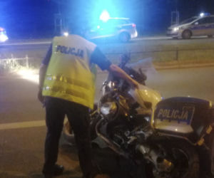 Policjant na noszach. Motocykl w rozsypce. Szokująca nocna akcja mundurowych!