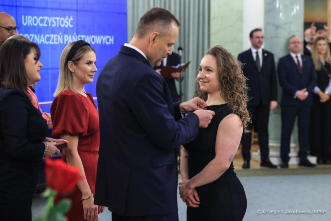 Marta Nawrocka w czerwieni