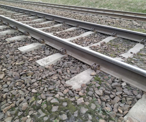 Pociąg nadjeżdżał, a radiowóz stał między szlabanami