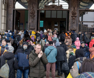 Wojna na Ukrainie. Tłumy uchodźców w Medyce i na dworcu we Lwowie