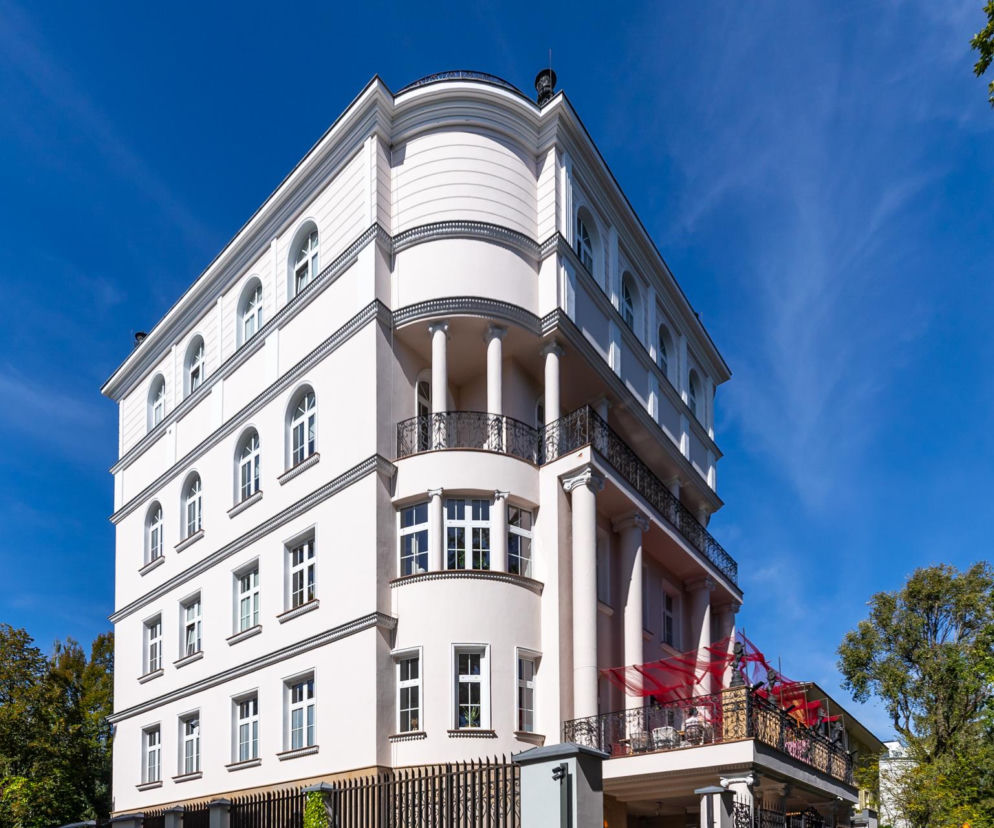 Biały biurowiec przy ulicy Kieleckiej 23, który udaje zabytkową kamienicę. O tej budowli przeczytasz w serwisie Architektura.