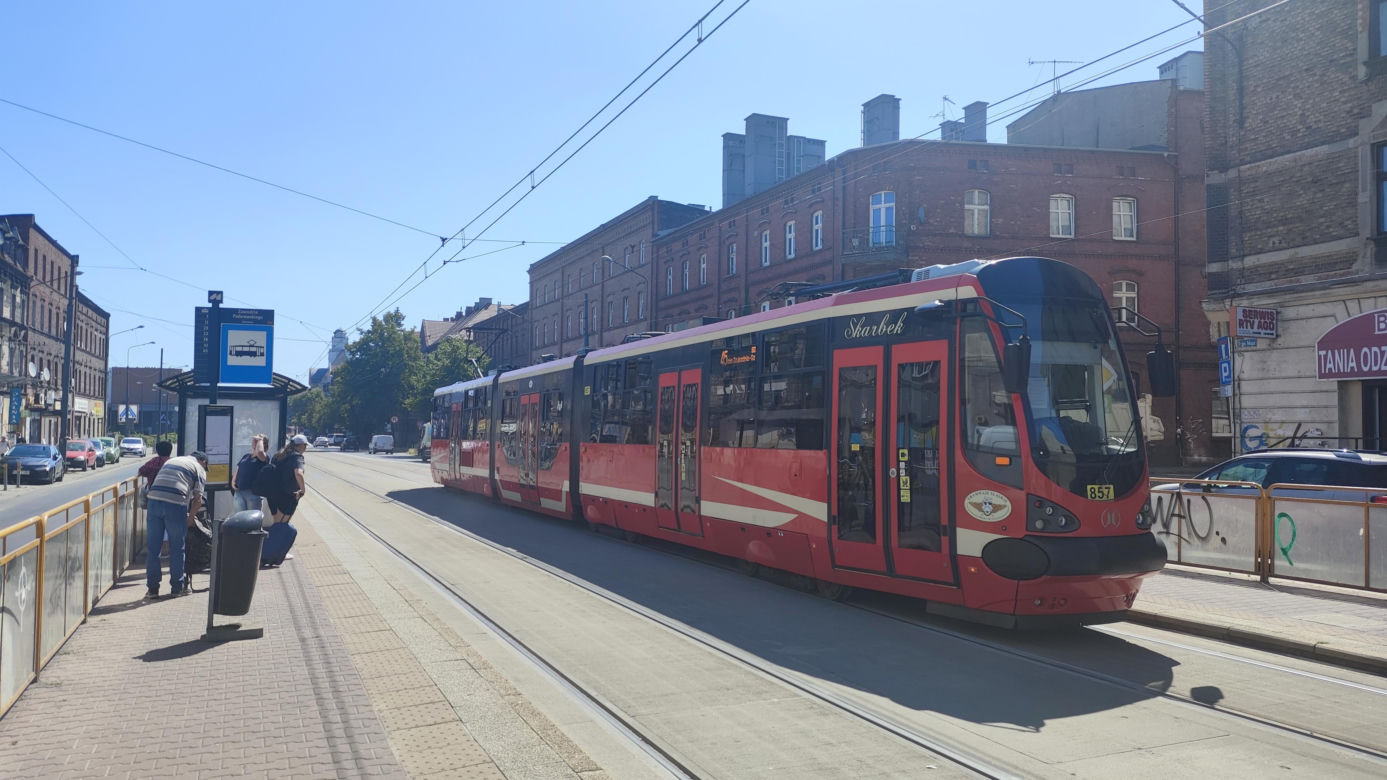 Katowice jak patelnia. Obowiązuje ruch cieniostronny. Nawet gołębie chowają się w cieniu