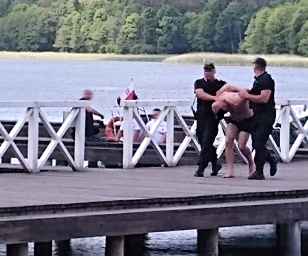 Szóstym cięciem poderżnął jej gardło