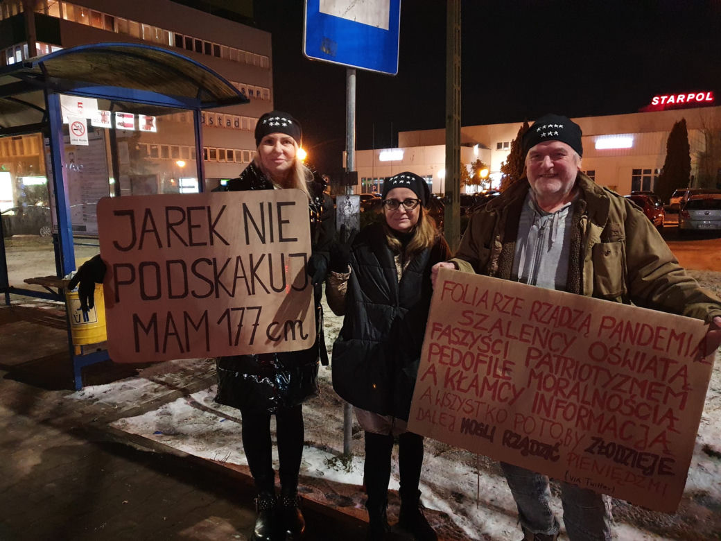 Kaczyński w Starachowicach. Pod kościołem okrzyki "Wynocha"; "Wolna Polska"