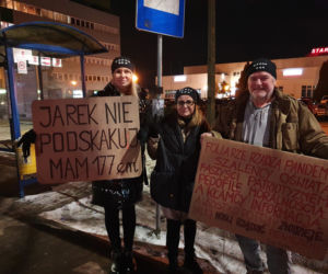 Kaczyński w Starachowicach. Pod kościołem okrzyki Wynocha; Wolna Polska