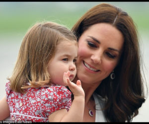 Kate Middleton z dziećmi na rodzinnych zdjęciach