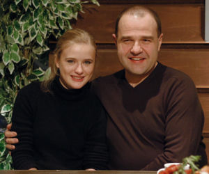 Ranczo. Cezary Żak na znów na planie z serialową córką. Klaudia (Marta Chodorowska) to już dojrzała kobieta