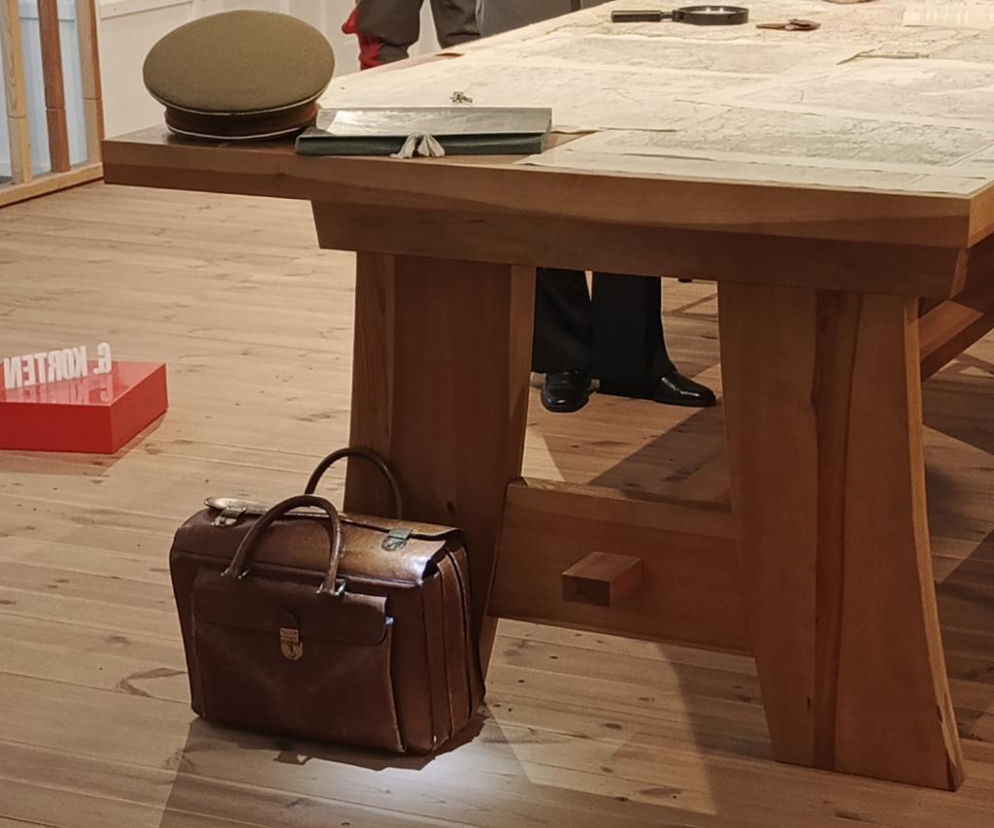 Skórzana teczka przy ciężkiej dębowej nodze stołu naradowego. O zamachu na Hitlera przeczytasz na SE Portal Obronny.