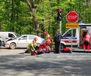Poważny wypadek nieopodal Warszawy. Motocyklista runął na ziemię po zderzeniu z autem