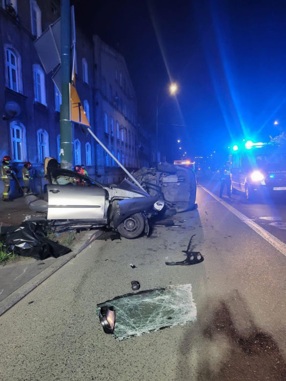 Samochód wbił się w przydrożny słup. Nie żyją dwie osoby, auto rozpadło się na pół