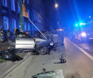 Samochód wbił się w przydrożny słup. Nie żyją dwie osoby, auto rozpadło się na pół