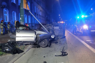 Samochód wbił się w przydrożny słup. Nie żyją dwie osoby, auto rozpadło się na pół