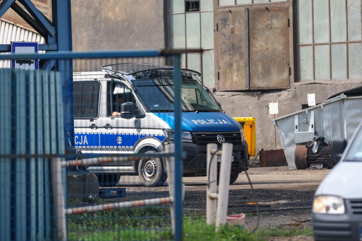 Ruda Śląska: Aktywiści z Greenpeace przywiązali się do szybu kopalni Bielszowice. To protest przeciwko zatruwaniu wód