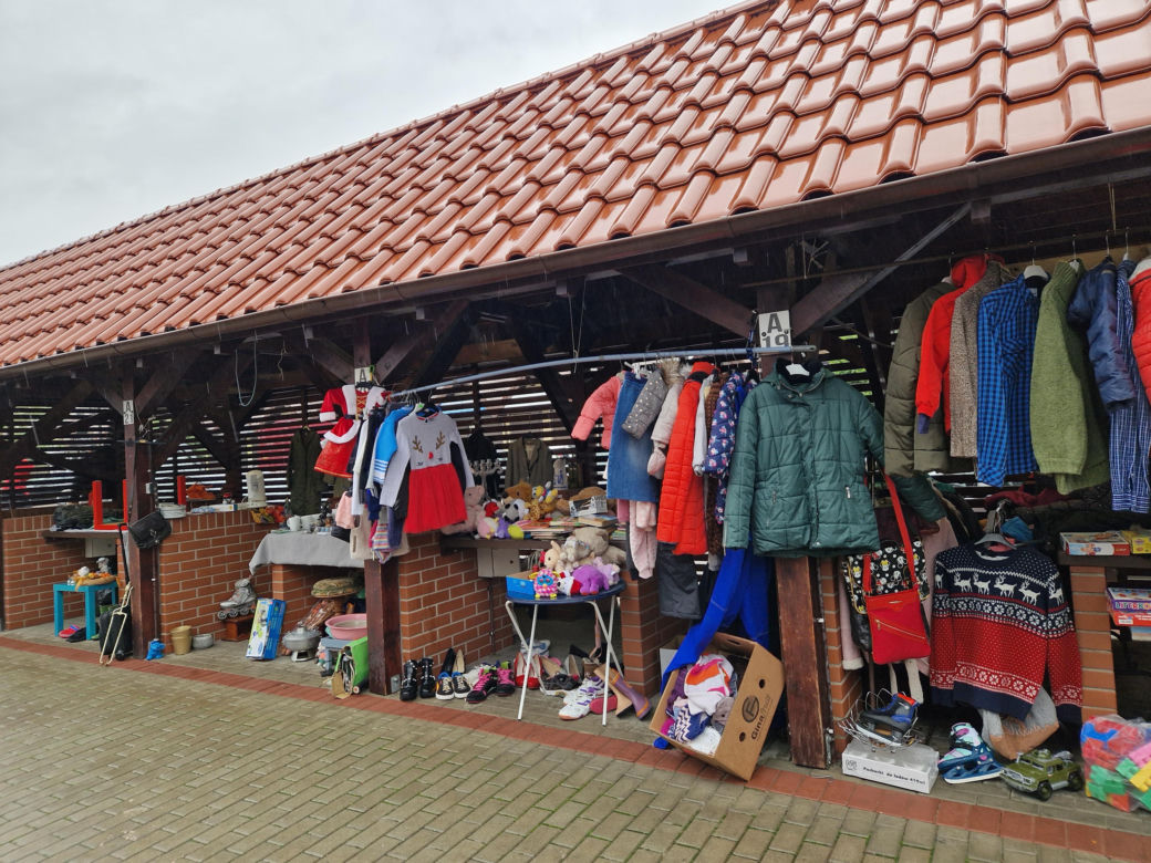 Pchli targ z Pucku. Mimo złej pogody, sporo chętnych. Zobaczcie tylko, co udało nam się kupić!