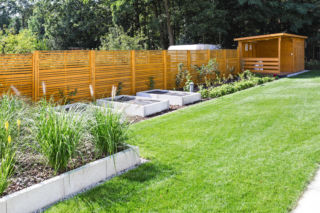 Zastosuj ten nawóz przed Wielkanocą. Na majówkę trawa będzie zachwycać soczystą zielenią