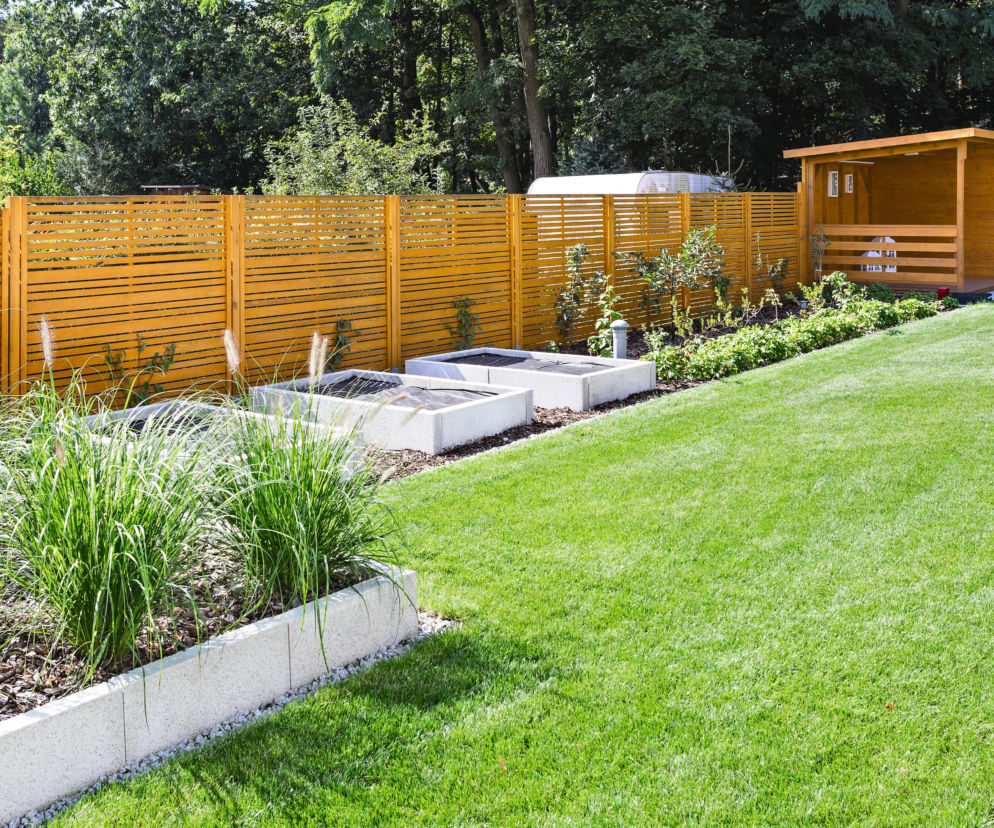 Zastosuj ten nawóz przed Wielkanocą. Na majówkę trawa będzie zachwycać soczystą zielenią