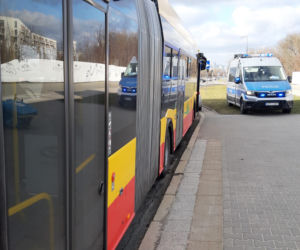 Czteromiesięczne dziecko wypadło z wózka podczas hamowania. Dramat w miejskim autobusie