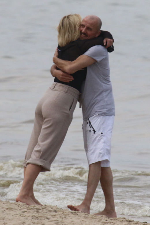 Monika Richardson z ukochanym na plaży