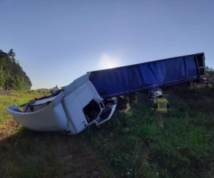 Łódzkie: Kilogramy MIĘSA na „Gierkówce”. TIR staranował busa [FOTO]