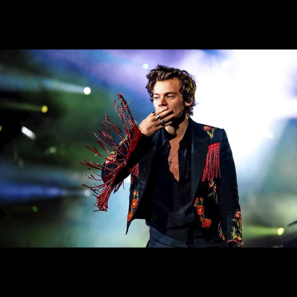 Harry Styles ŚCIĄŁ swoje piękne, długie włosy. Jest prawie ŁYSY!
