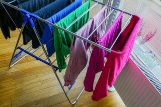 Suszy się przez kilka dni, a potem i tak brzydko pachnie? Ten patent na pranie musisz poznać