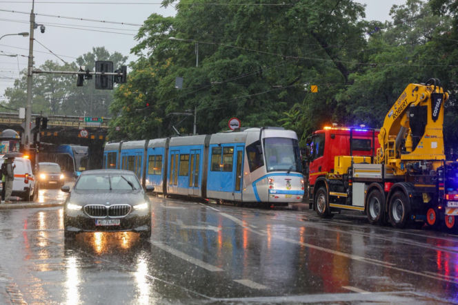 Wrocław pod wodą! Tramwaje stoją, ulice zamieniły się w rzeki
