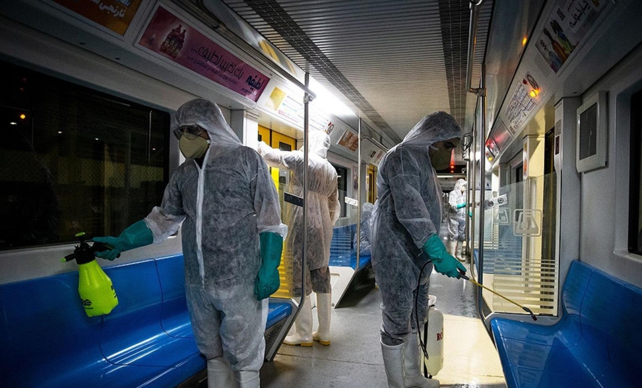 Pandemia COVID-19 - dezynfekcja kolejki metra w Teheranie