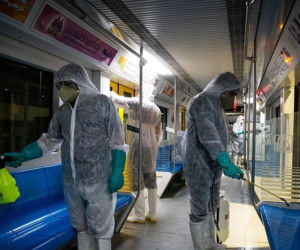 Pandemia COVID-19 - dezynfekcja kolejki metra w Teheranie