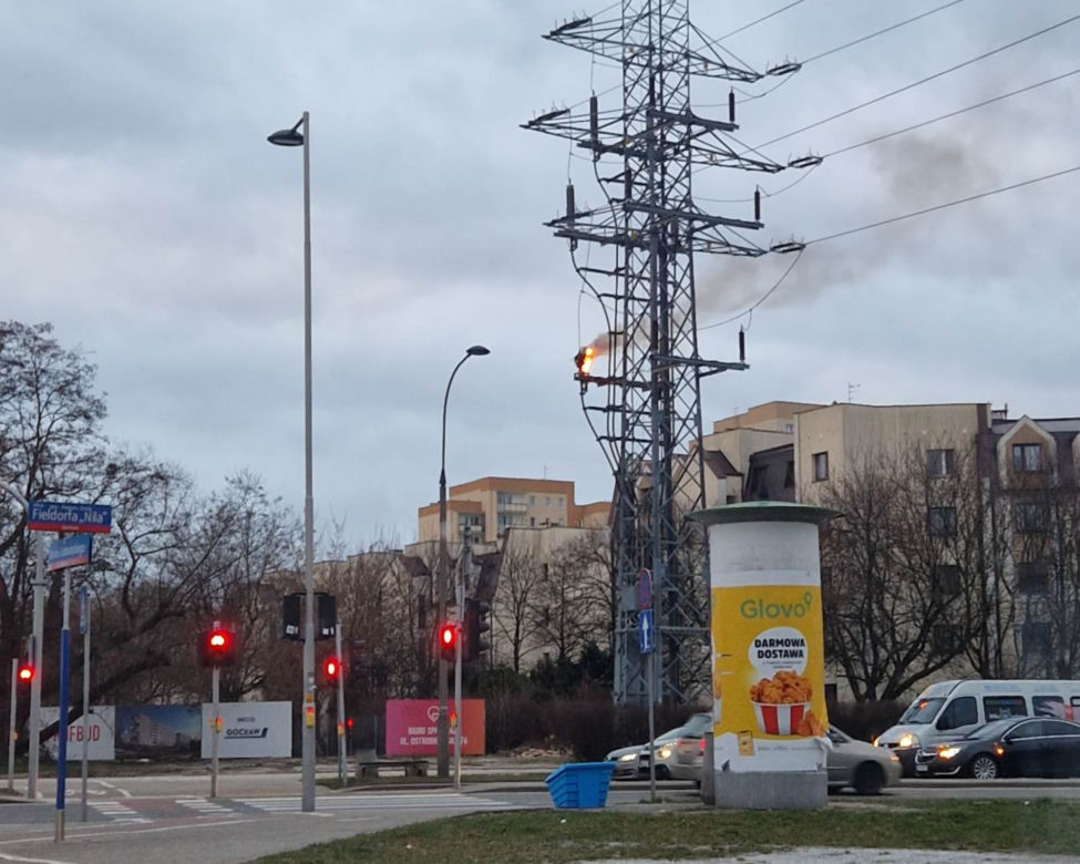 Zapłonął słup energetyczny na warszawskim Gocławiu
