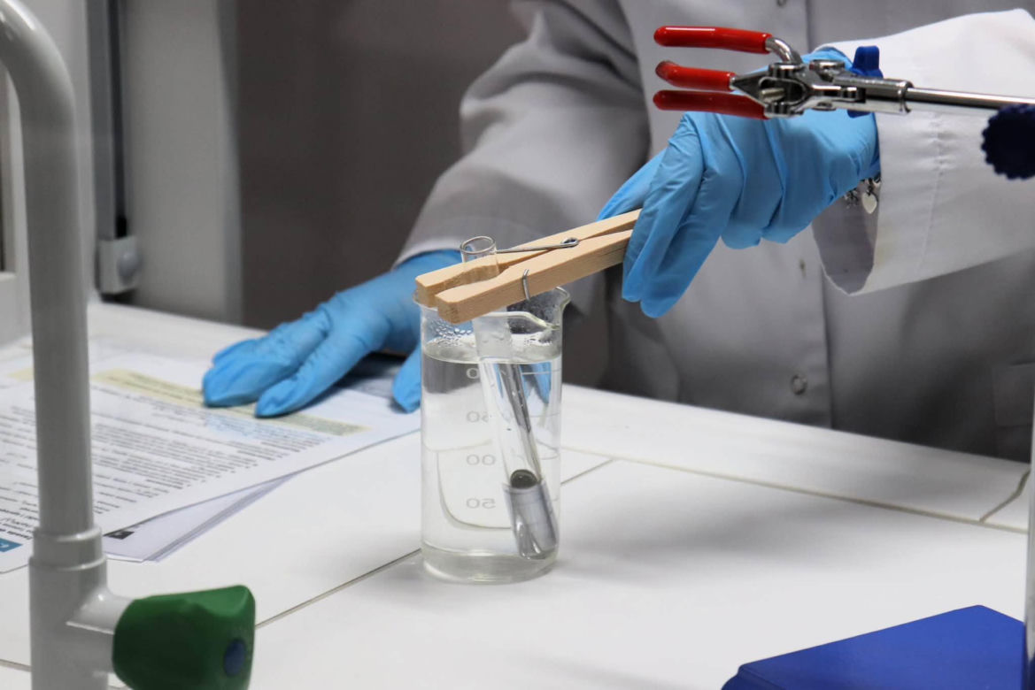 W Liceum Ogólnokształcącym w Górze otwarto nowoczesną pracownię chemiczną [ZDJĘCIA]