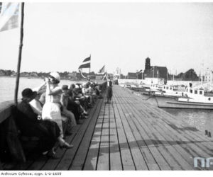 Plażowa moda sprzed lat. Tak wypoczywały nad morzem poprzednie pokolenia [ZDJĘCIA ARCHIWALNE]
