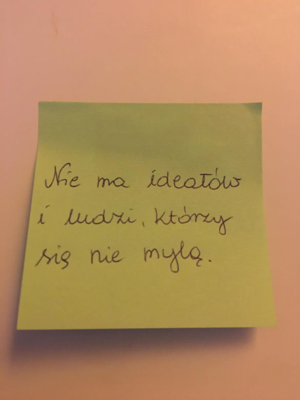 Te słowa dzieci mają uświadomić. Kolorowe karteczki stały się już symbolem 