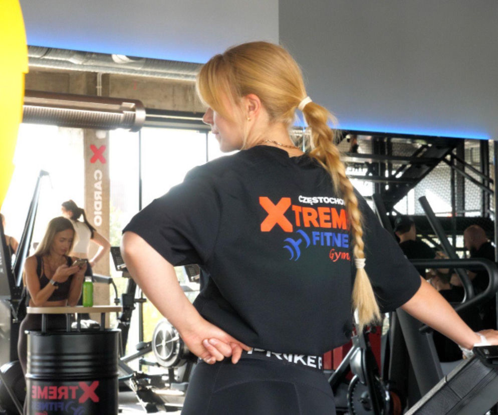 Kobieta w koszulce Xtreme Fitness Gyms w nowym klubie w Częstochowie. O rozwoju polskiej franczyzy przeczytasz na SE.