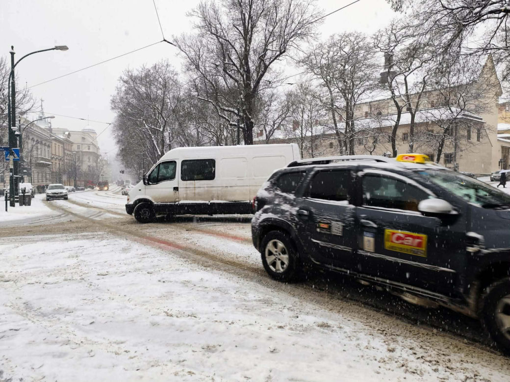 Atak zimy w Krakowie. Miasto sparaliżowane, IMGW ostrzega