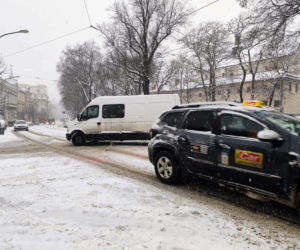 Atak zimy w Krakowie. Miasto sparaliżowane, IMGW ostrzega