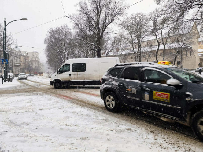 Atak zimy w Krakowie. Miasto sparaliżowane, IMGW ostrzega