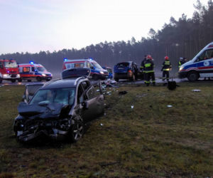 Czołowe zderzenie dwóch aut pod Bydgoszczą. Cztery osoby są ranne