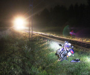 Zderzenie motocyklisty z pociagiem. Ciężko rannego 15-latka zabrał śmigłowiec LPR [ZDJĘCIA]