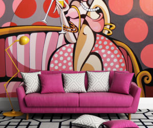Wyrazista tapeta w stylu pop - art na ścianie w salonie