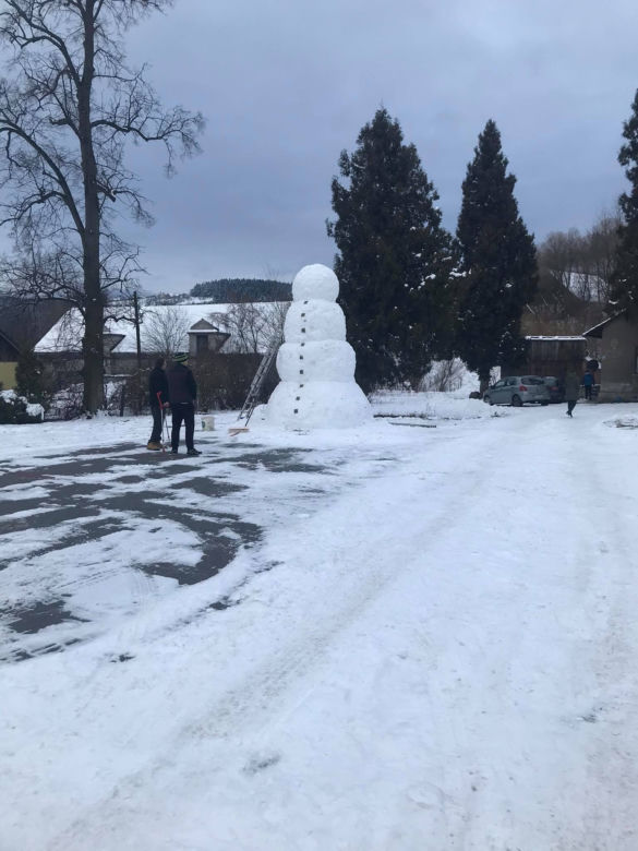 Gigantyczny bałwan stoi w Olszanie koło Nowego Sącza