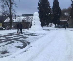 Gigantyczny bałwan stoi w Olszanie koło Nowego Sącza