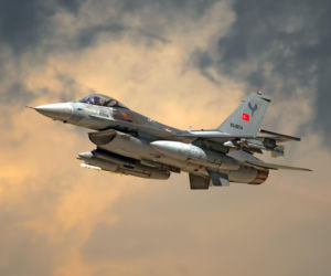 Katastrofa F-16 w Turcji. Myśliwiec rozbił się przy autostradzie, pilot zginął